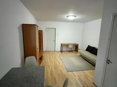 inchiriere garsoniera Sector 4 București sufragerie cu scaune